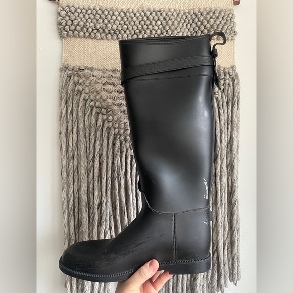 SINGLE RIGHT SHOE - Burberry Riding-Style Rainboot with Leather Strap - Picture 3 of 13
